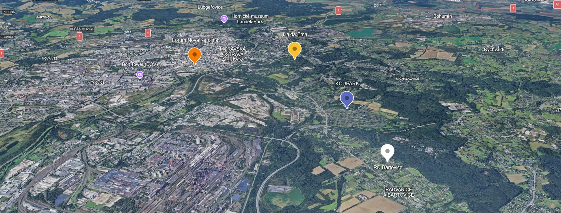 Letecký pohled na okolí: RD Bartovice na jihovýchodě, severozápadně od něj Koupark, Halda Ema a Forum Nová Karolína v centru Ostravy